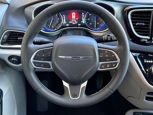 Used 2024 Chrysler Pacifica Touring-L FWD image 21