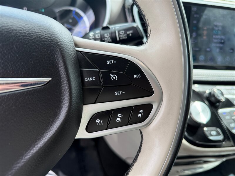 Used 2018 Chrysler Pacifica Limited w/ Advanced Safetytec Group FWD image 23