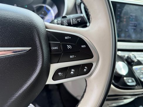 Used 2018 Chrysler Pacifica Limited w/ Advanced Safetytec Group FWD image 23