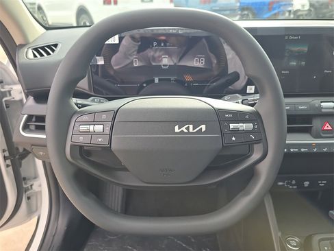 New 2025 Kia K4 LX image 31