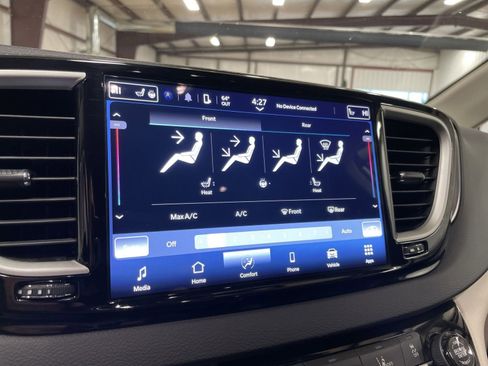 Used 2024 Chrysler Pacifica Touring-L FWD image 19