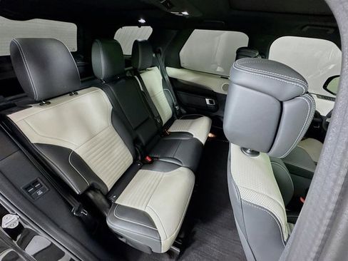 Used 2024 Land Rover Discovery Metropolitan Edition image 29