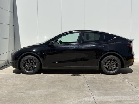 Used 2024 Tesla Model Y 2WD image 4