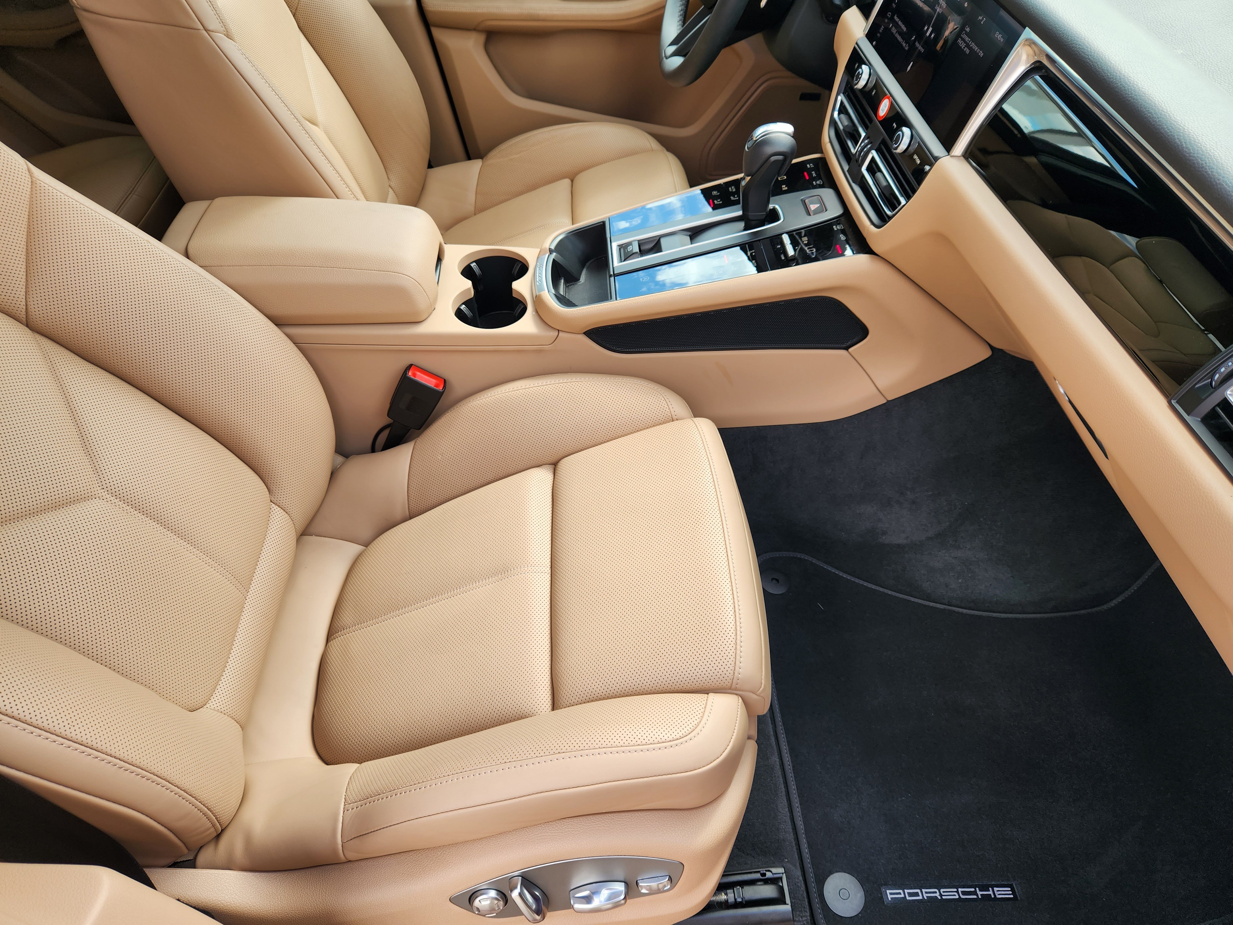 Certified 2026 Porsche Macan AWD/4WD image 16