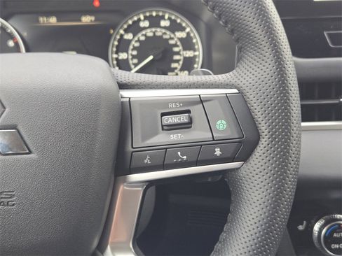 Used 2025 Mitsubishi Outlander SE image 24