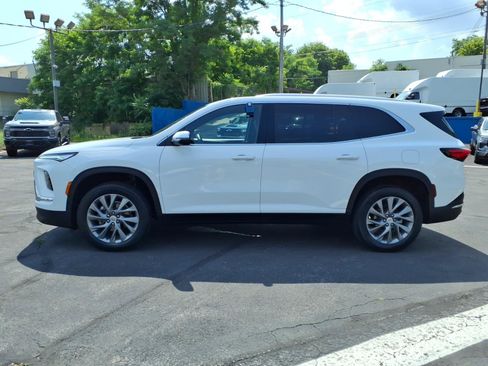 Used 2025 Buick Enclave Preferred AWD/4WD image 6