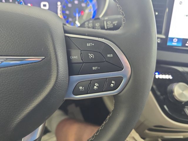 Used 2024 Chrysler Pacifica Touring-L FWD image 18