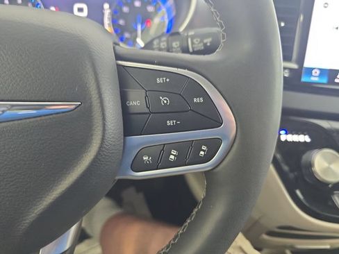 Used 2024 Chrysler Pacifica Touring-L FWD image 18