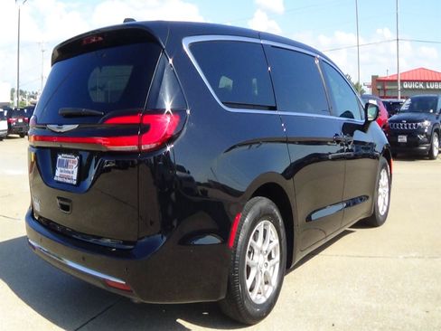 Certified 2025 Chrysler Pacifica Select FWD image 6