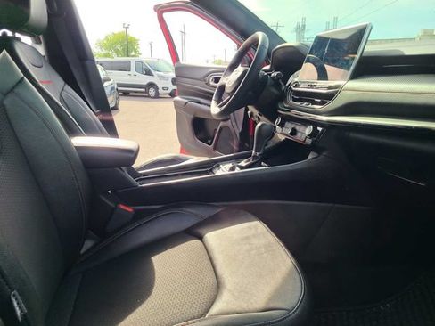 Used 2025 Jeep Compass Trailhawk AWD/4WD image 18