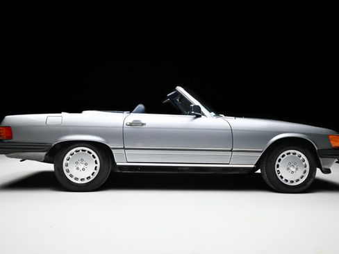 Used 1987 Mercedes-Benz 560 SL image 2