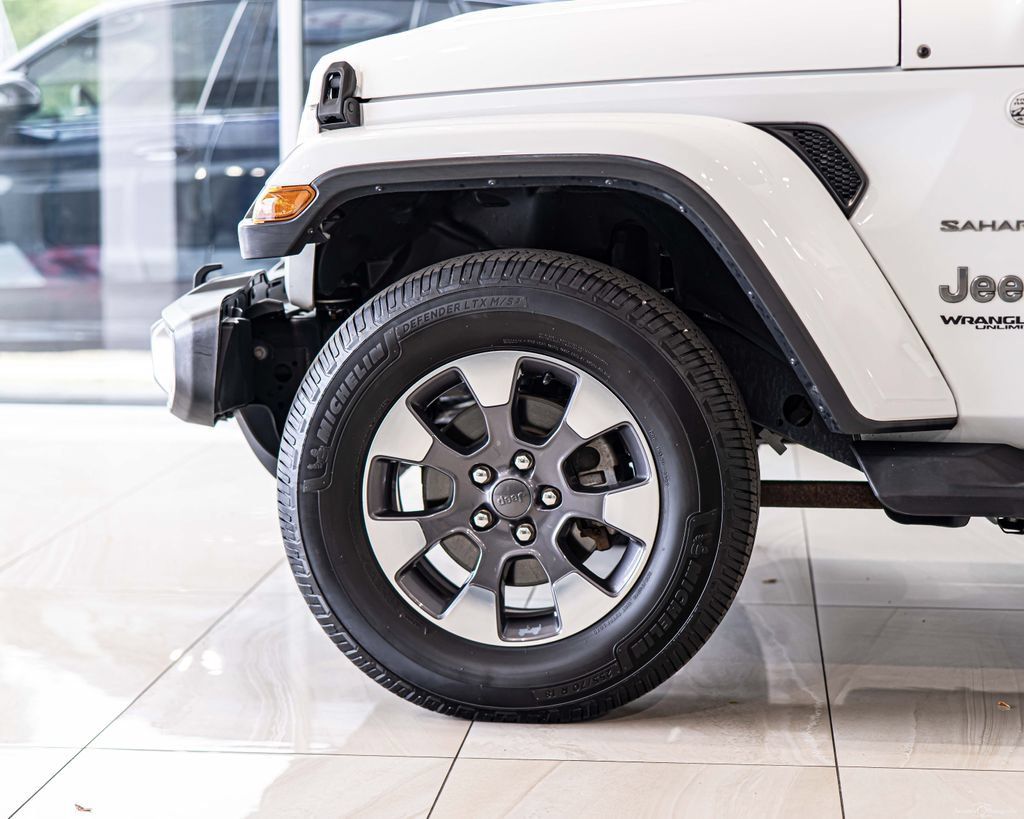 Used 2018 Jeep Wrangler Unlimited Sahara w/ Dual Top Group AWD/4WD image 8
