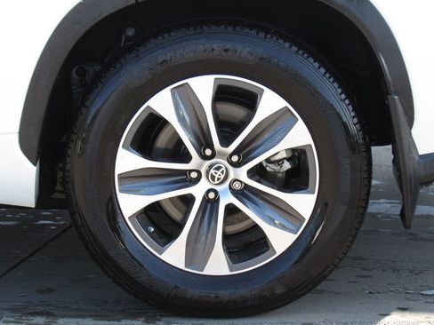Certified 2024 Toyota Highlander XLE AWD/4WD image 39