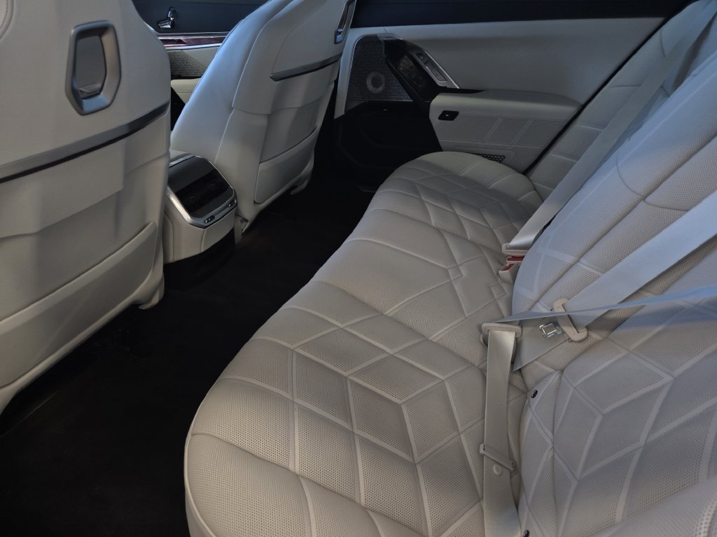 Certified 2024 BMW 750e xDrive w/ Executive Package AWD/4WD image 26