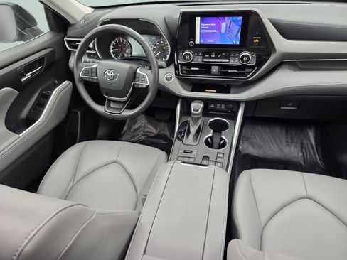 Used 2024 Toyota Highlander XLE AWD/4WD image 32