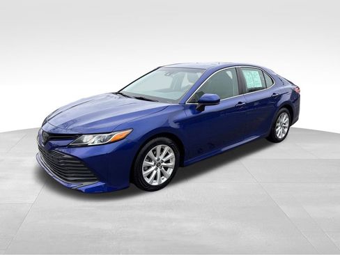 Used 2018 Toyota Camry LE image 3