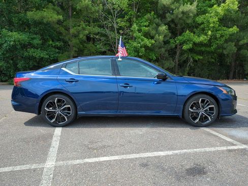 Used 2024 Nissan Altima 2.5 SR FWD image 3