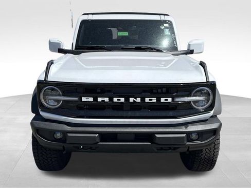New 2025 Ford Bronco Outer Banks w/ Sasquatch Package AWD/4WD image 2