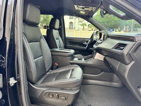Used 2022 Chevrolet Suburban LT w/ Luxury Package RWD image 24