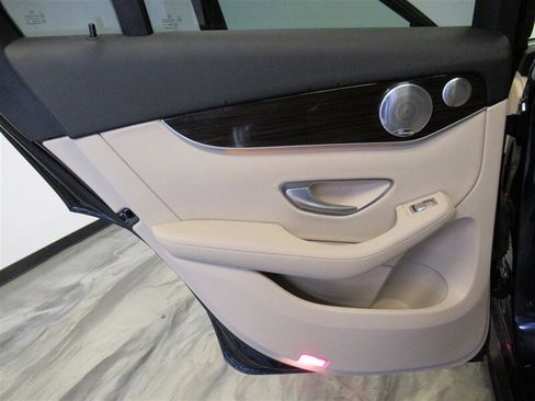 Used 2017 Mercedes-Benz GLC 300 4MATIC image 40