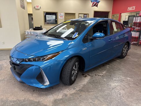 Used 2021 Toyota Prius Prime LE FWD image 3