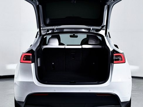 Used 2021 Tesla Model Y Long Range image 39