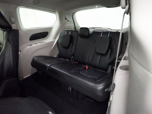 Used 2023 Chrysler Pacifica Touring-L image 17