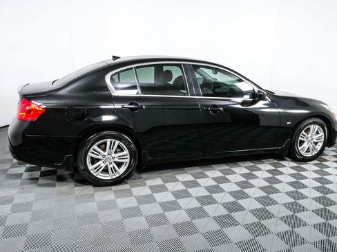 Used 2015 INFINITI Q40 w/ Moonroof Package RWD image 2