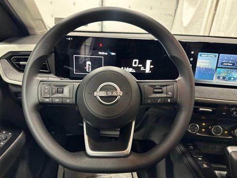 Used 2025 Nissan Kicks SV AWD/4WD image 18