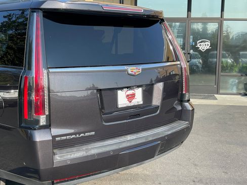 Used 2017 Cadillac Escalade ESV Premium Luxury image 6