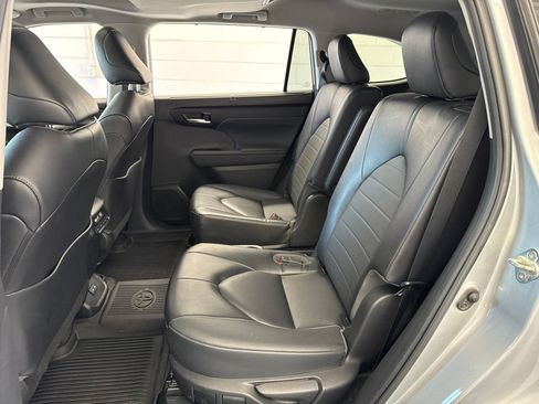 Used 2023 Toyota Highlander XLE AWD/4WD image 39