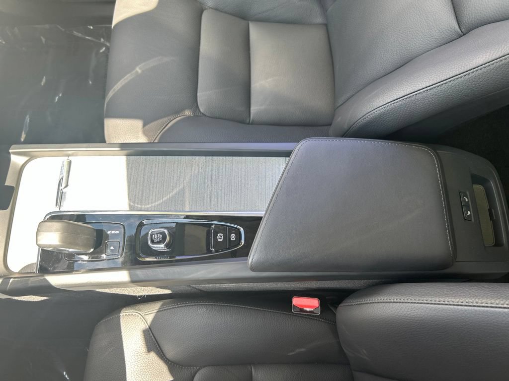 Certified 2025 Volvo XC60 B5 Plus AWD/4WD image 29