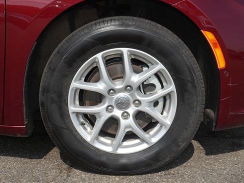 Used 2023 Chrysler Pacifica Touring-L FWD image 12