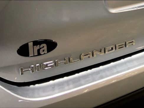 Certified 2021 Toyota Highlander XLE AWD/4WD image 31