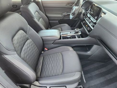 Certified 2025 Nissan Pathfinder SV image 10