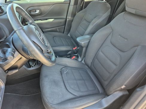 Used 2017 Jeep Renegade Altitude FWD image 17