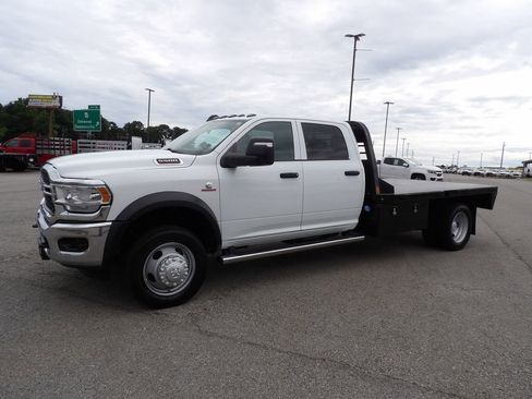 Used 2024 RAM 5500 Tradesman w/ Chrome Appearance Group AWD/4WD image 3