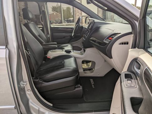 Used 2017 Dodge Grand Caravan SXT FWD image 13