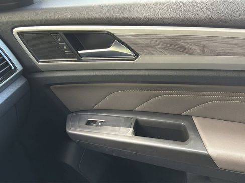 Used 2022 Volkswagen Atlas Cross Sport SE w/ Panoramic Sunroof Package FWD image 15