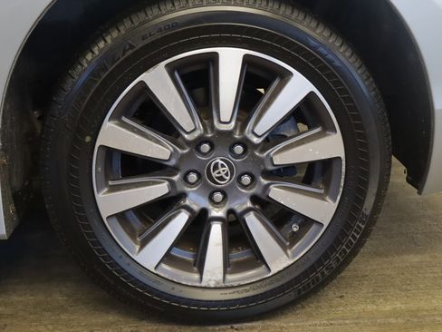 Used 2019 Toyota Sienna XLE image 21
