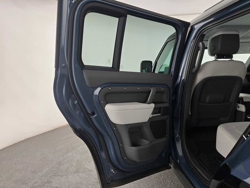 Used 2025 Land Rover Defender 110 X-Dynamic SE image 16