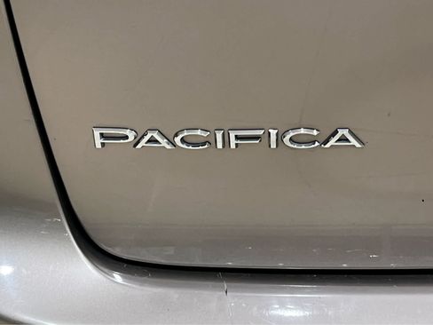 Used 2017 Chrysler Pacifica Touring-L w/ Tire & Wheel Group FWD image 6