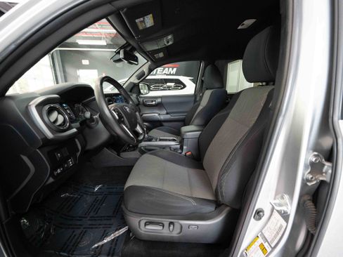 Used 2022 Toyota Tacoma TRD Sport w/ Technology Package AWD/4WD image 9