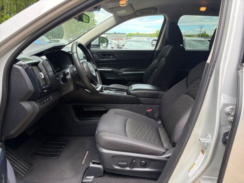 Used 2025 Nissan Pathfinder SV FWD image 29