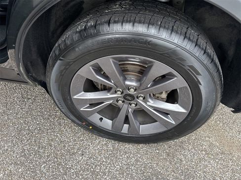 Used 2022 Ford Explorer XLT w/ Equipment Group 202A image 13