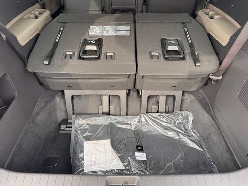 New 2026 Kia Carnival FWD image 13