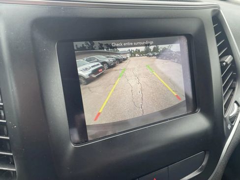 Used 2019 Jeep Cherokee Latitude w/ Cold Weather Group FWD image 14