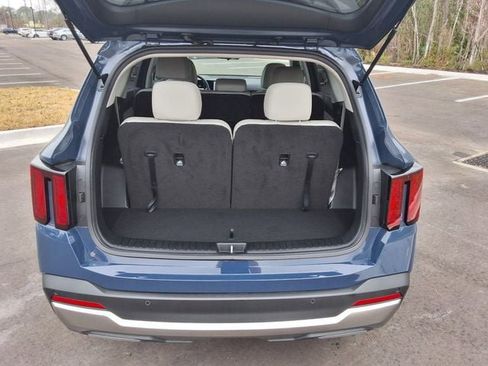 Used 2025 Kia Sorento S image 10