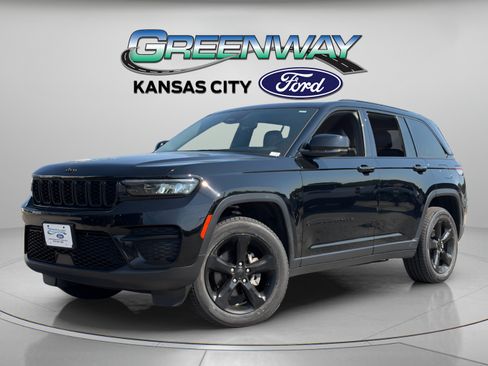 Used 2023 Jeep Grand Cherokee Altitude AWD/4WD image 4