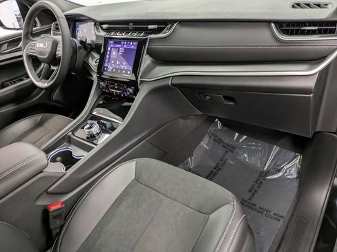 Used 2025 Jeep Grand Cherokee Altitude image 29